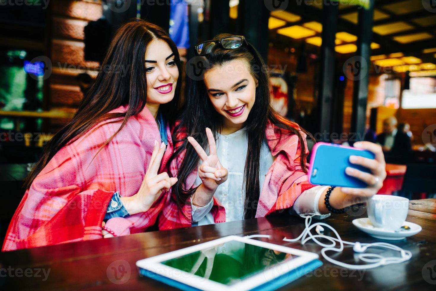 deux amis proches font un selfie au café photo