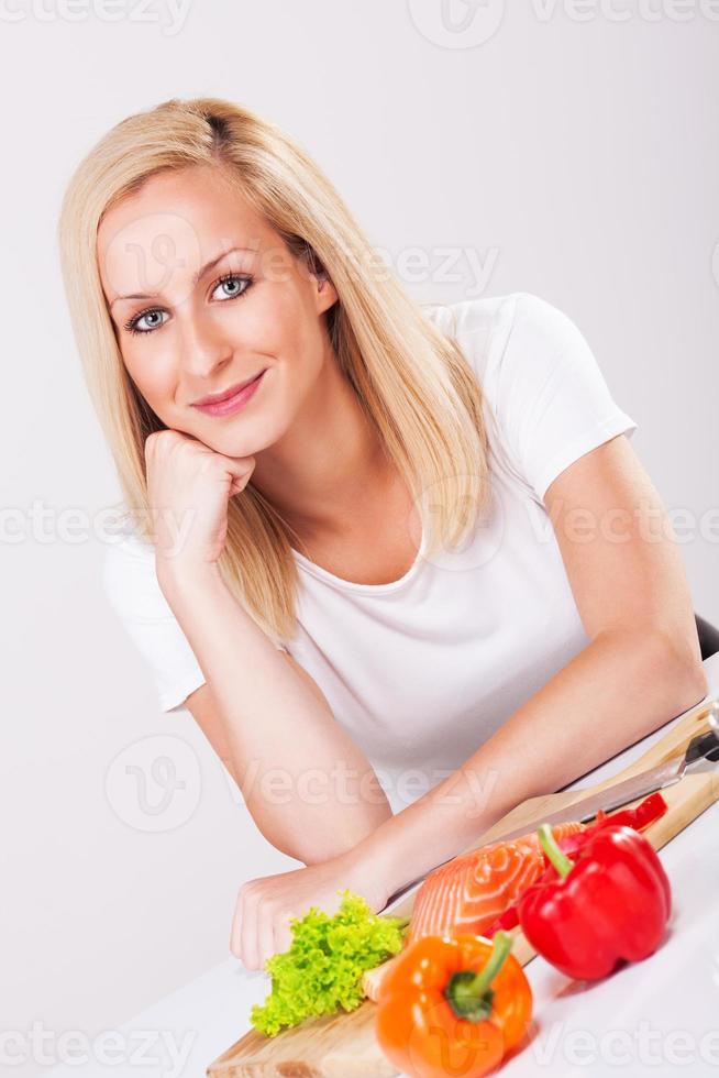 jeune femme dans la cuisine photo