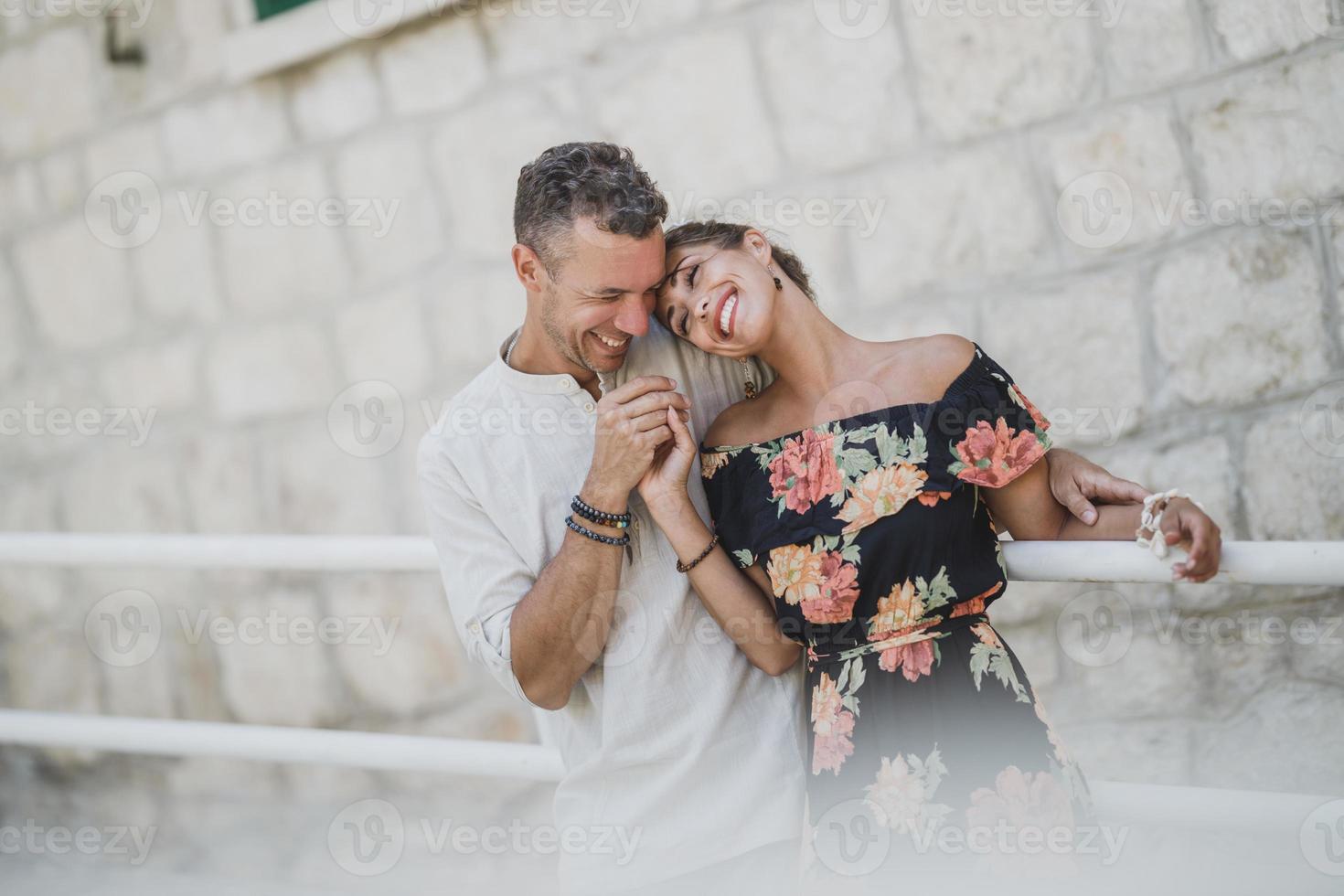 couple amoureux profitant des vacances d'été photo