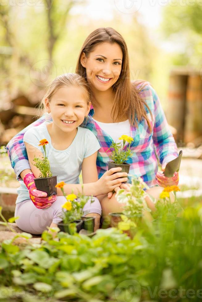 mère et fille dans le jardin photo