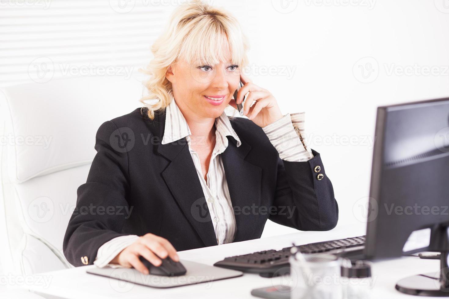 femme d'affaires au bureau photo