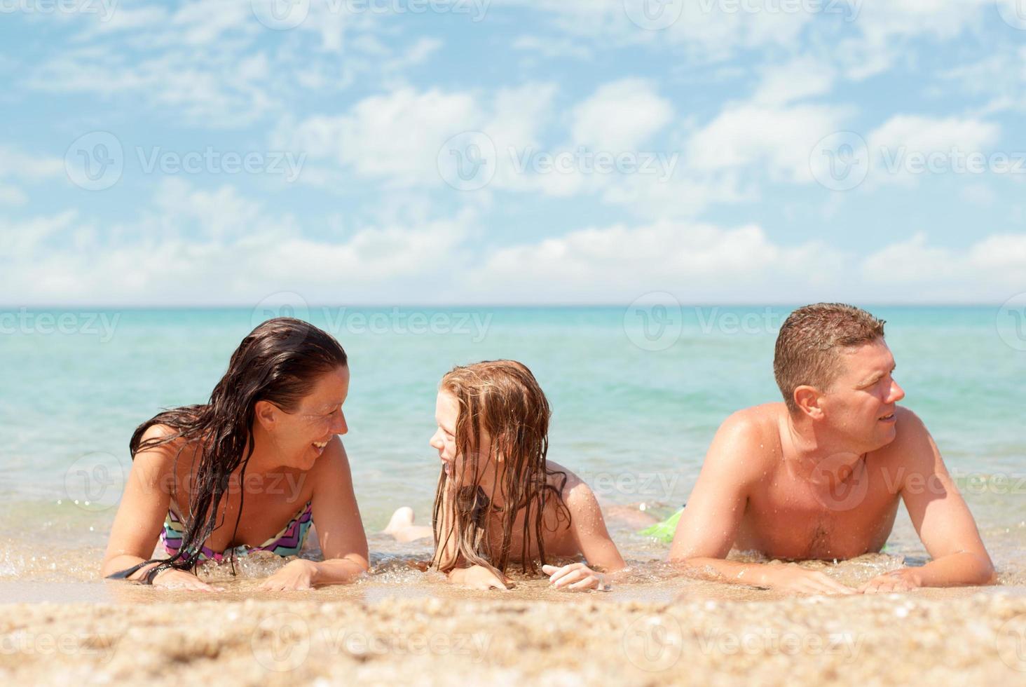 famille à la plage photo