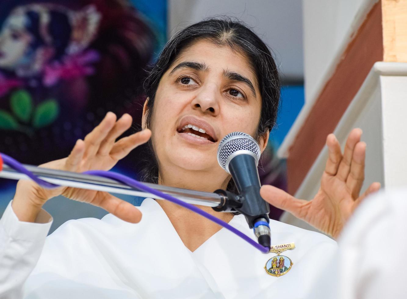 new delhi, inde, 16 octobre 2022 - bk shivani pendant la séance de méditation, shivani verma, mieux connu sous le nom de bk shivani, est un enseignant du mouvement spirituel de yoga et de méditation brahma kumaris de l'inde photo