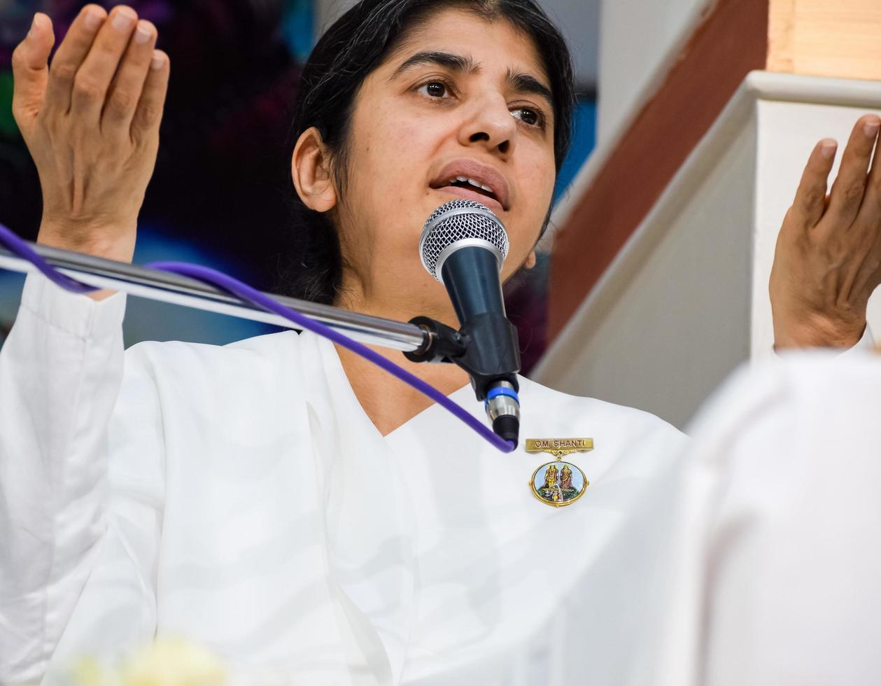 new delhi, inde, 16 octobre 2022 - bk shivani pendant la séance de méditation, shivani verma, mieux connu sous le nom de bk shivani, est un enseignant du mouvement spirituel de yoga et de méditation brahma kumaris de l'inde photo