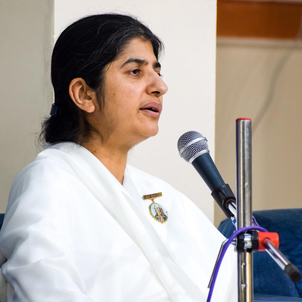 new delhi, inde, 16 octobre 2022 - bk shivani pendant la séance de méditation, shivani verma, mieux connu sous le nom de bk shivani, est un enseignant du mouvement spirituel de yoga et de méditation brahma kumaris de l'inde photo