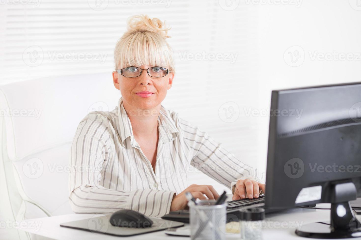 femme au bureau photo