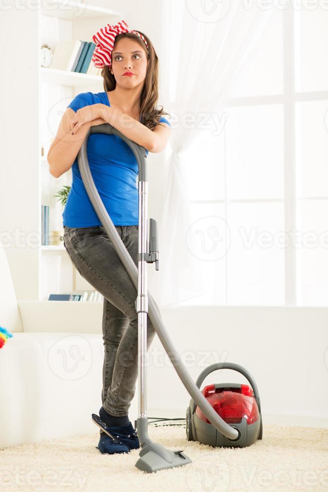 femme au foyer avec aspirateur photo