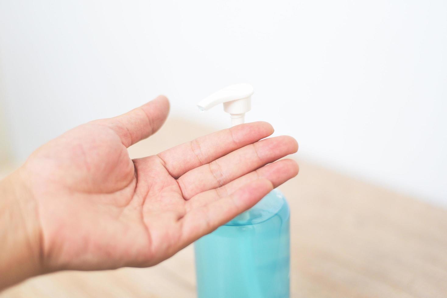se laver les mains avec du gel d'alcool ou du savon désinfectant antibactérien les personnes utilisant une bouteille de savon désinfectant antibactérien frotter le gel pour les mains propre hygiène prévention du coronavirus covid-19 photo