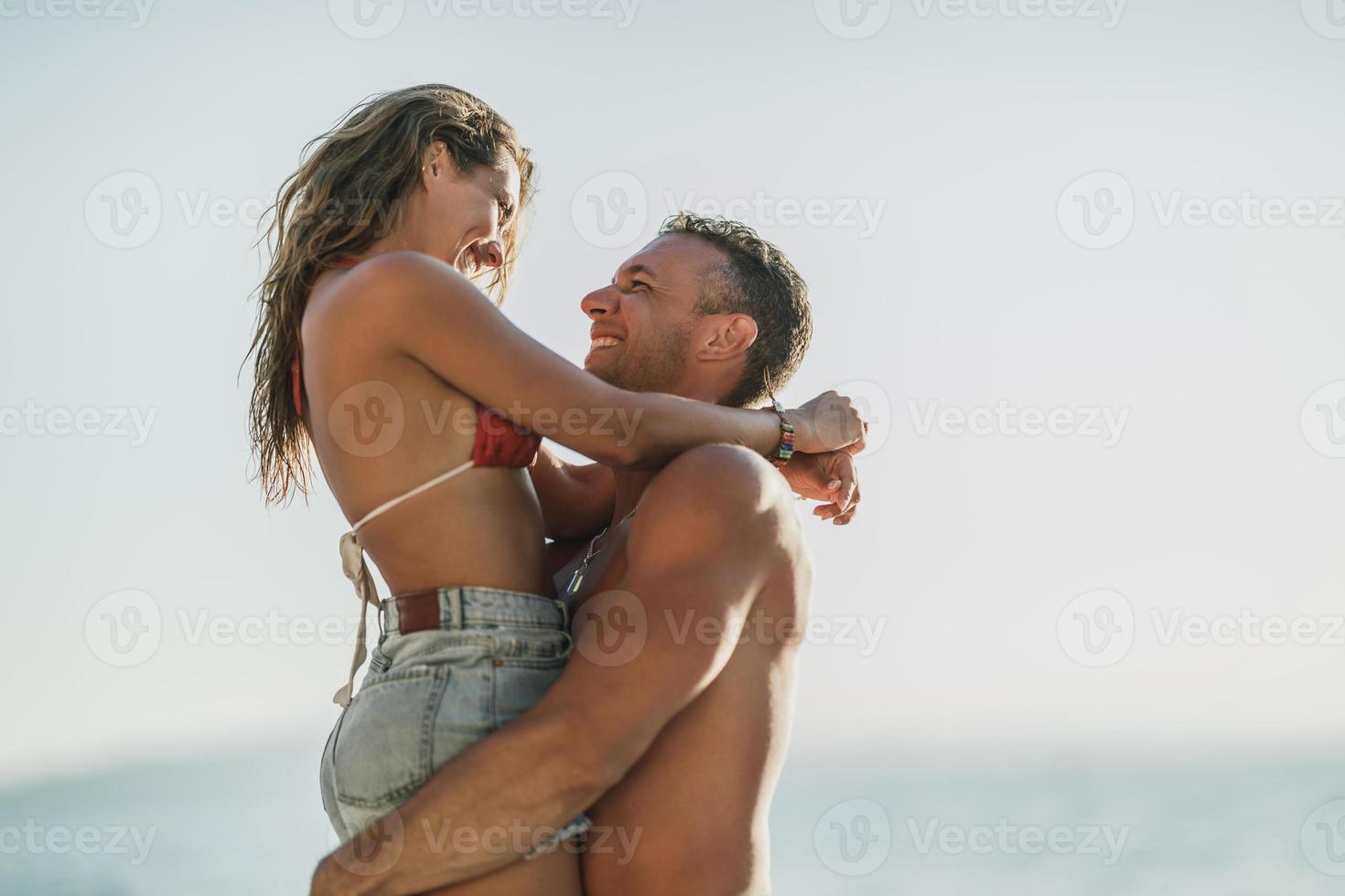 couple d'amoureux s'amusant à la plage photo