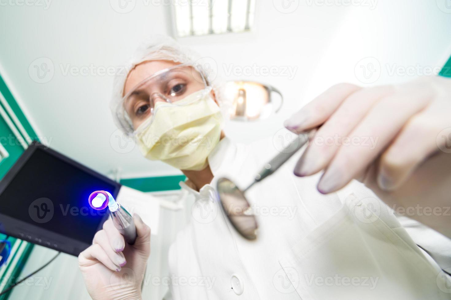 dentiste travaillant du point de vue du patient photo