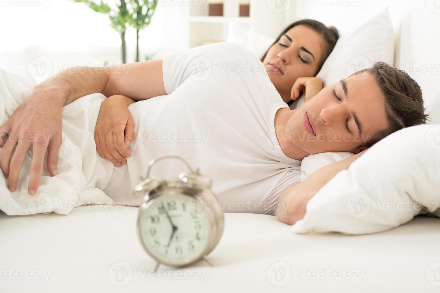 jeune couple qui dort photo