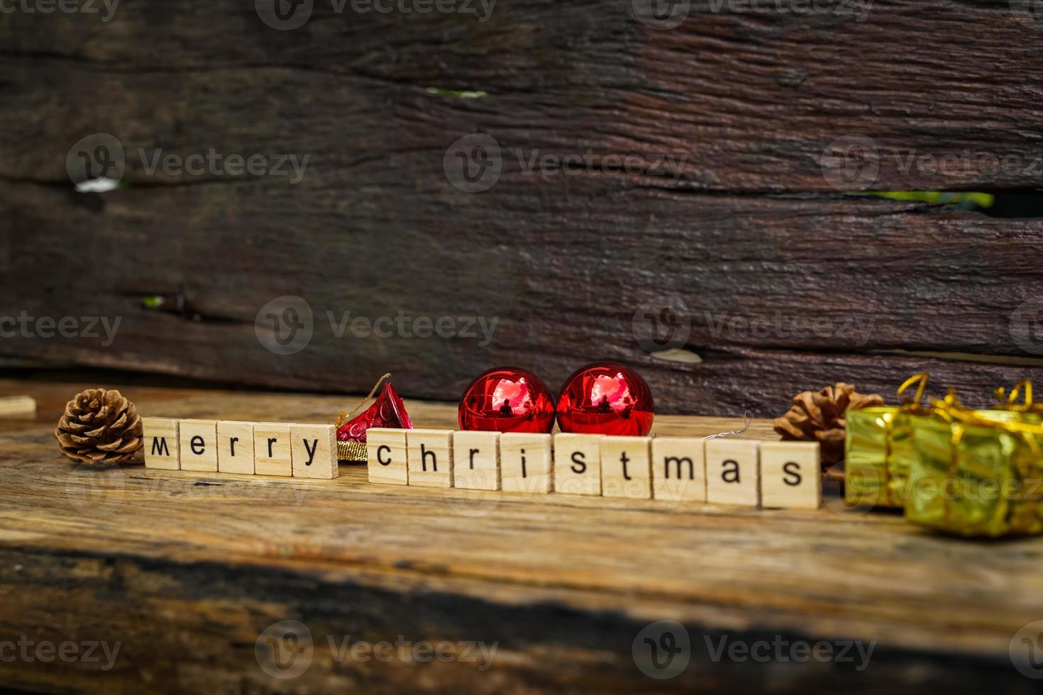 joyeux Noël. lettres en bois joyeux noël mot sur fond de bois ancien photo