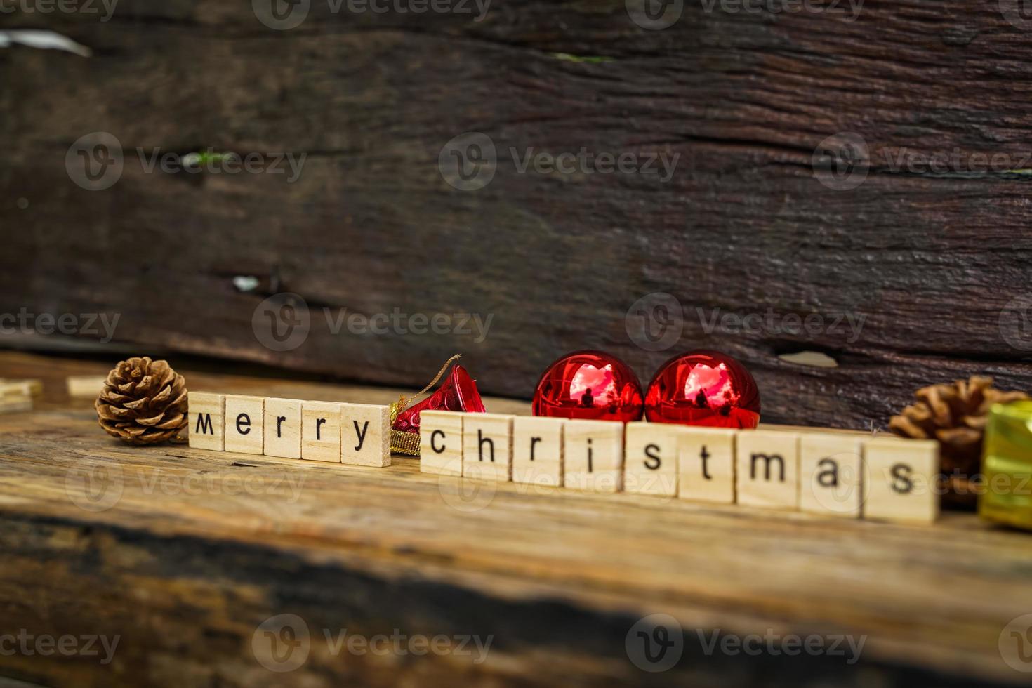 joyeux Noël. lettres en bois joyeux noël mot sur fond de bois ancien photo