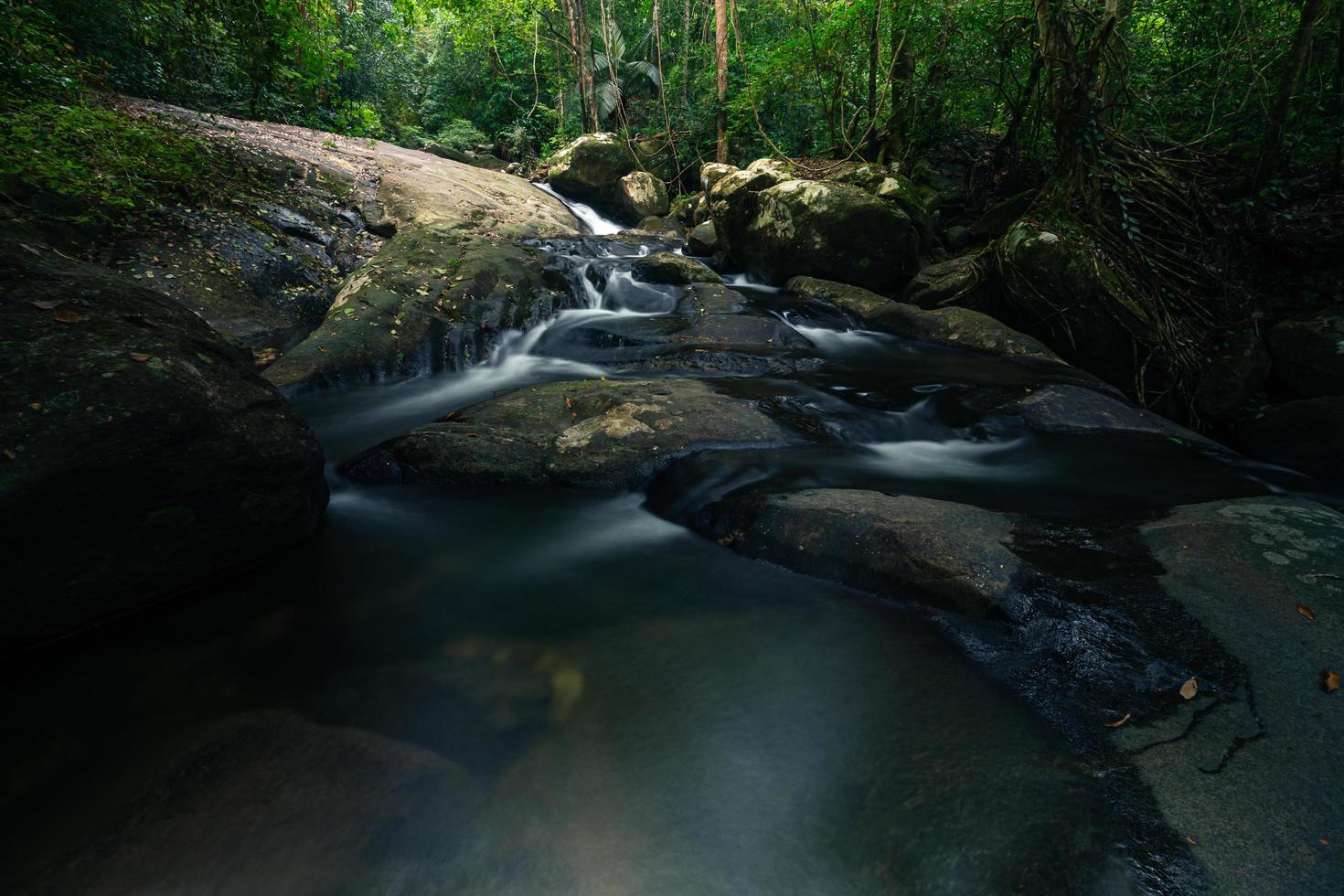 paysage naturel aux cascades de khlong pla kang photo