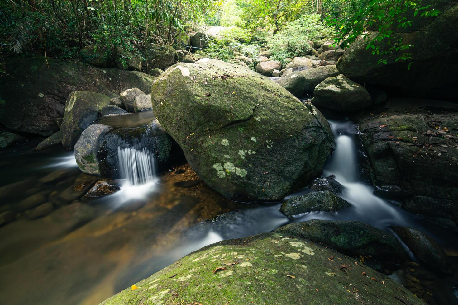 cascades de khlong pla kang en thaïlande. photo