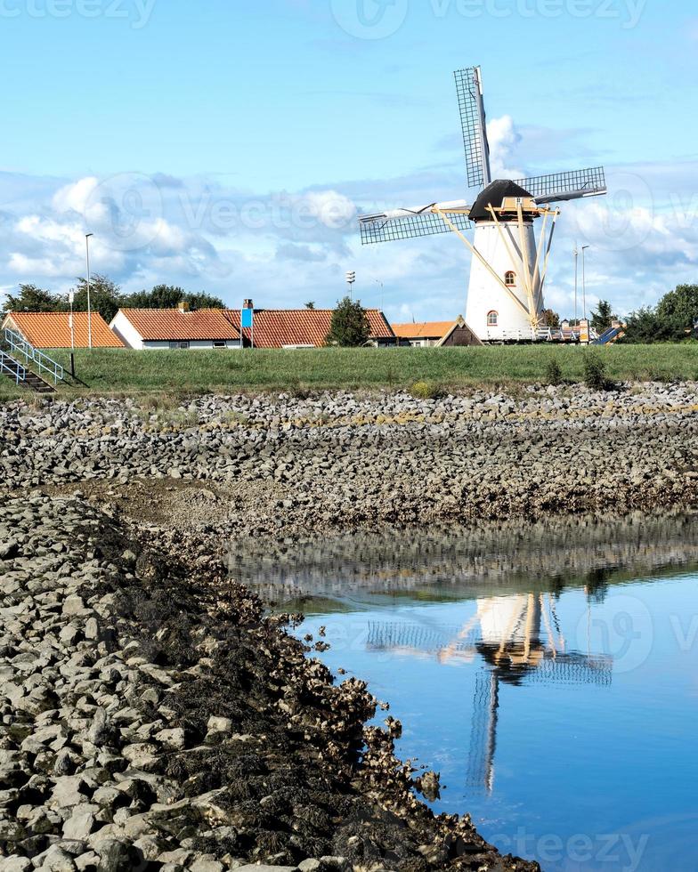 molen aeolus, moulin à vent hollandais à wemeldinge, zélande, pays-bas. 25 septembre 2022. photo