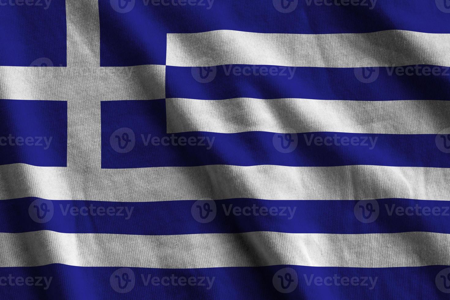 drapeau de la grèce avec de grands plis agitant de près sous la lumière du studio à l'intérieur. les symboles et couleurs officiels de la bannière photo