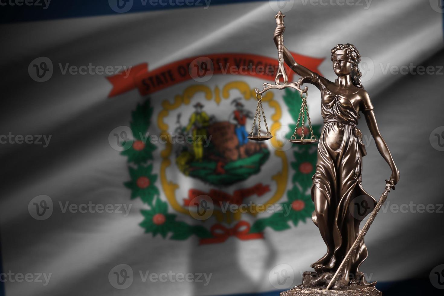 drapeau d'état américain de la virginie occidentale avec statue de dame justice et balance judiciaire dans une pièce sombre. concept de jugement et de punition photo