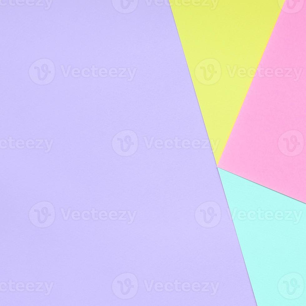 fond de texture de couleurs pastel de mode. papiers à motifs géométriques roses, violets, jaunes et bleus. résumé minimal photo