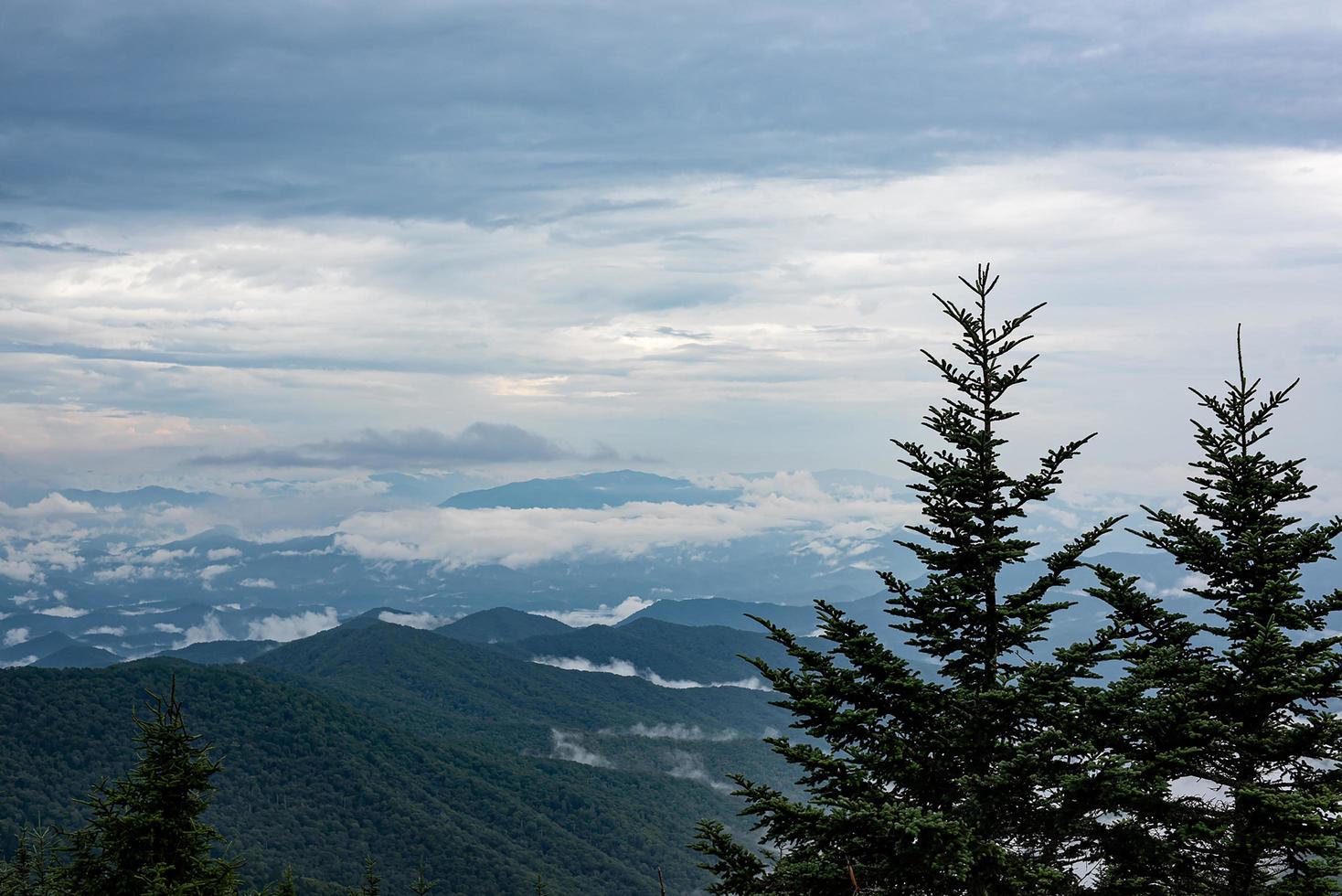 vue sur la montagne enfumée photo