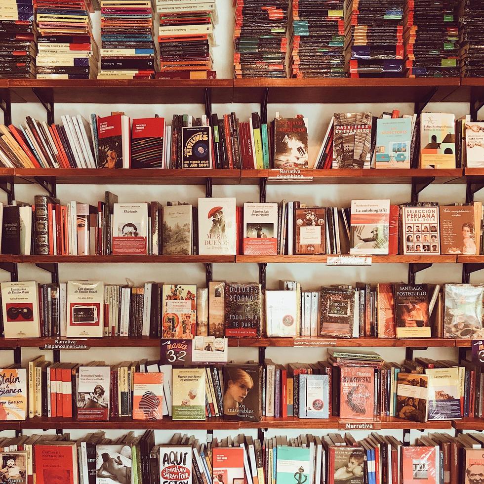 étagère à livres dans une librairie photo