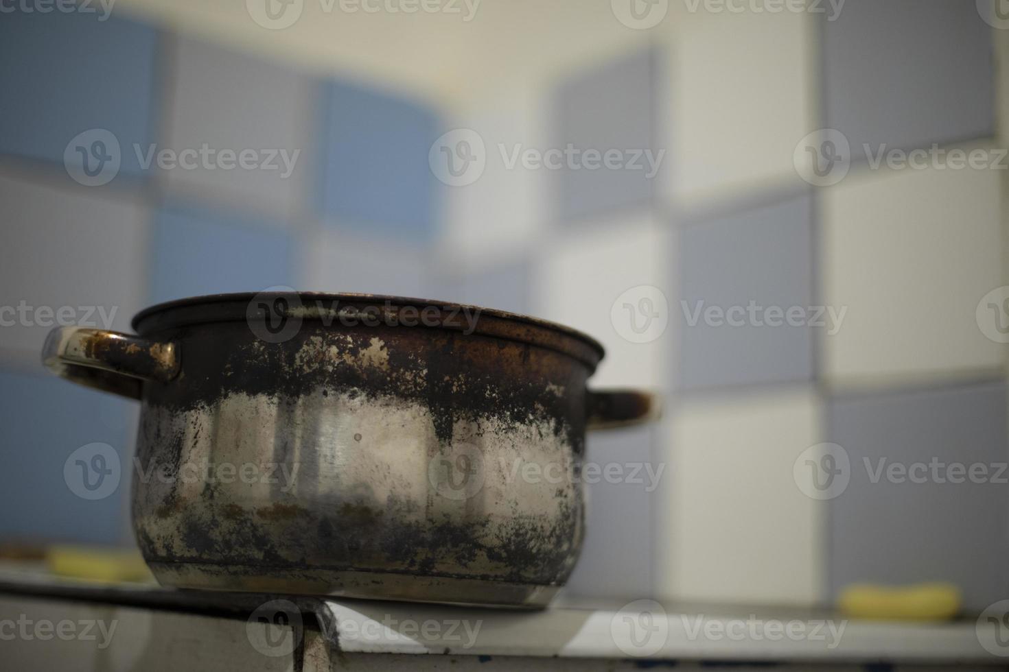 vieille casserole sur évier. plats en cuisine. ancienne cuisine dans la maison. photo