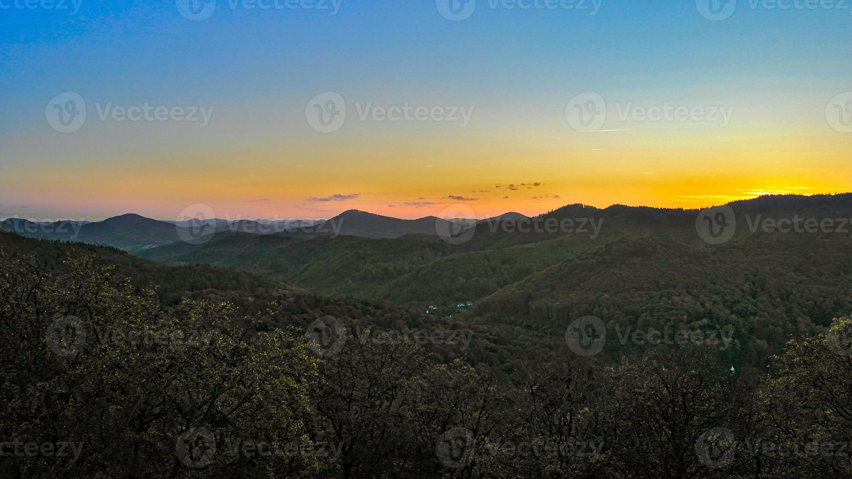 coucher de soleil sur la forêt du palatinat photo
