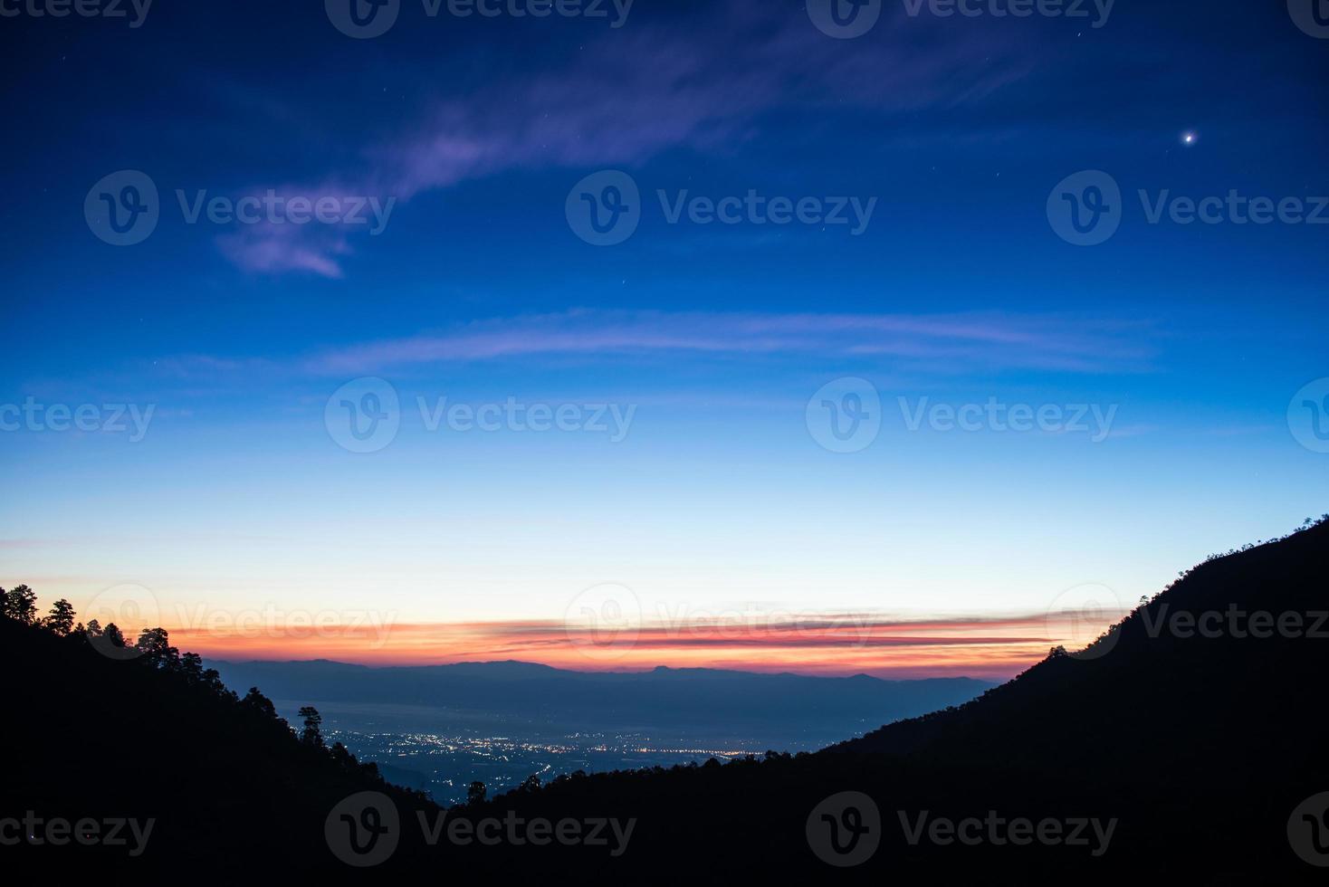 lever de soleil sur la chaîne de montagnes à doi ang khang, chiang mai, thaïlande. photo