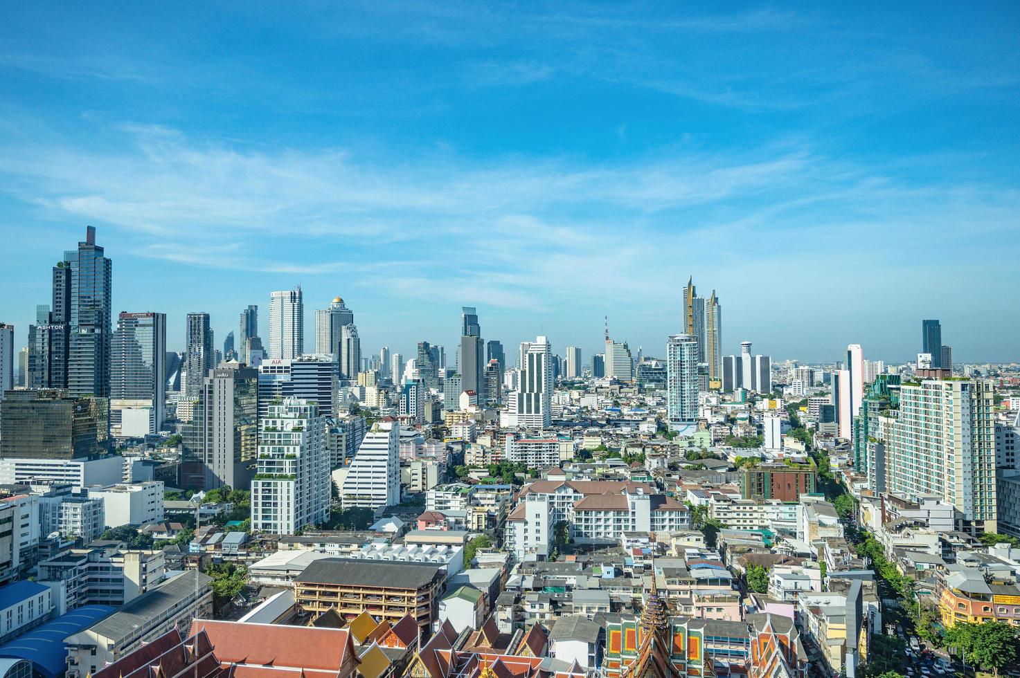 vue sur le paysage urbain de bangkok avec de beaux paysages ciel bleu et nuages dans la journée.bangkok est la capitale et la ville la plus peuplée de thaïlande. photo