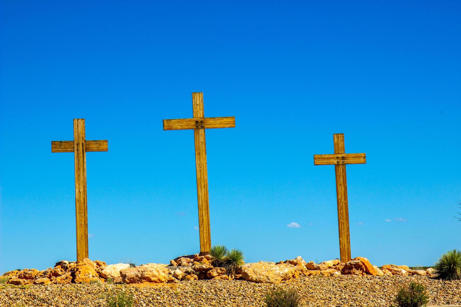 trois croix de bois sur une colline photo