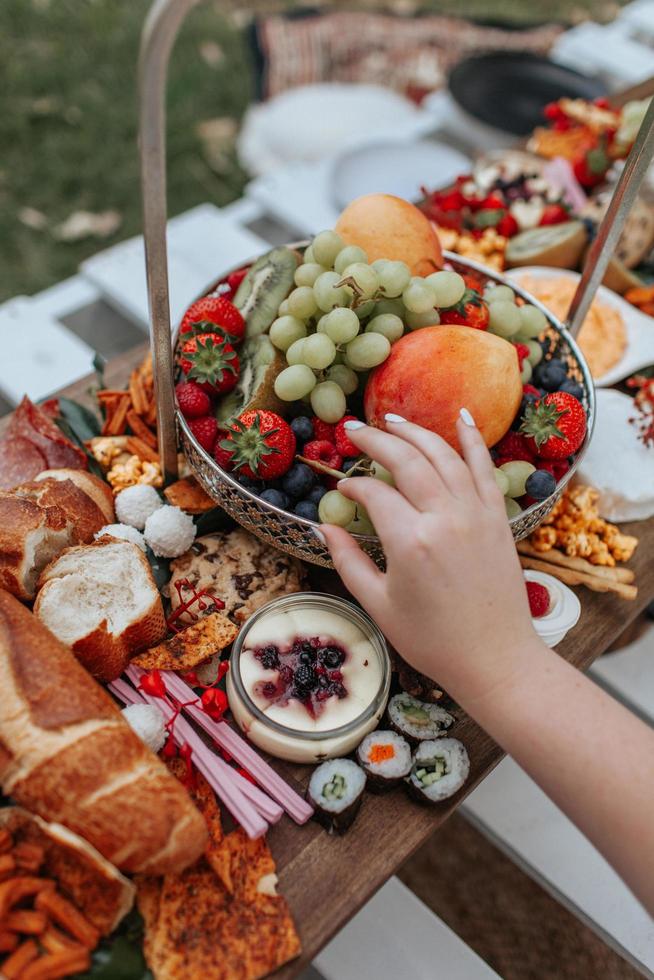 personne préparant une planche de charcuterie photo