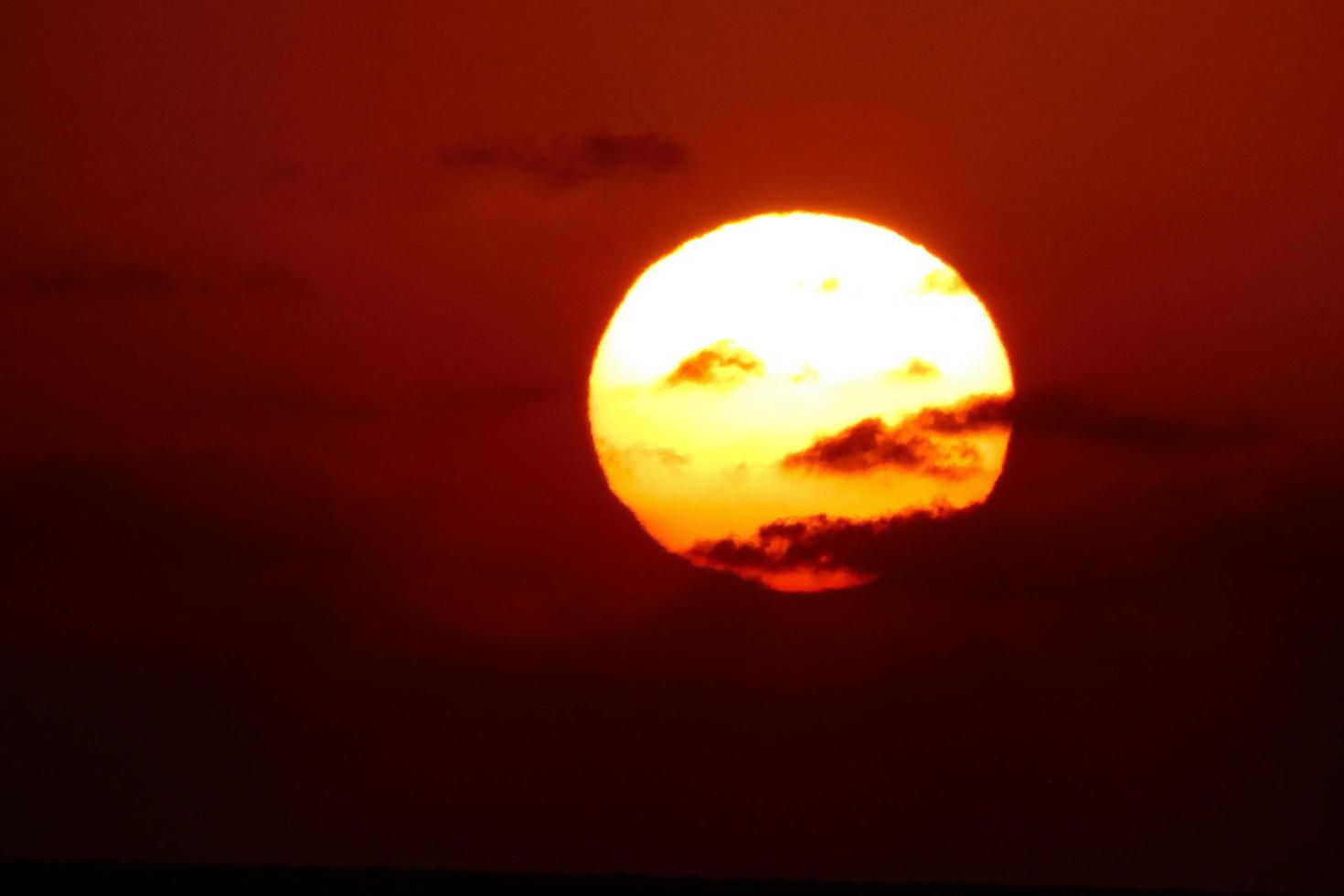 disque solaire s'élevant au-dessus de l'horizon de la mer, lever de soleil, aube photo
