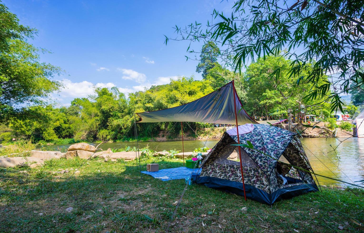 camping et tente dans la nature au bord de la rivière photo