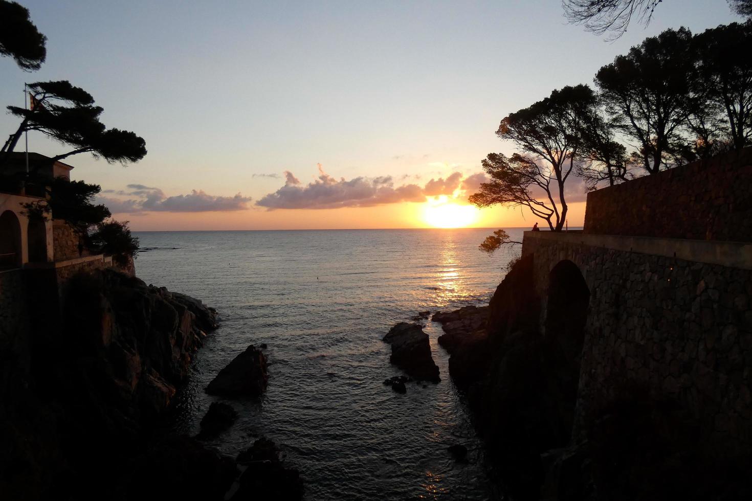 disque solaire s'élevant au-dessus de l'horizon de la mer, lever de soleil, aube photo