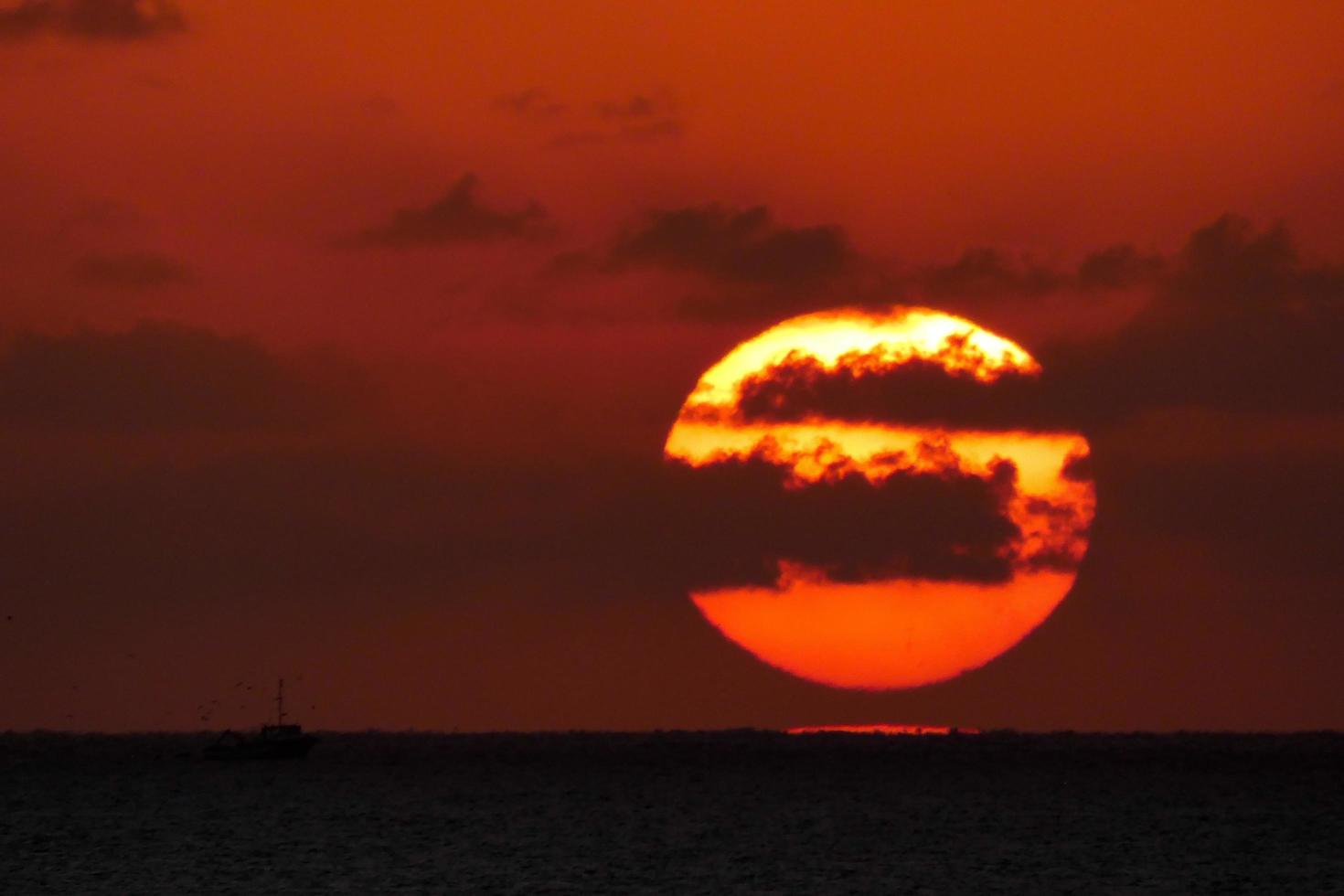 disque solaire s'élevant au-dessus de l'horizon de la mer, lever de soleil, aube photo