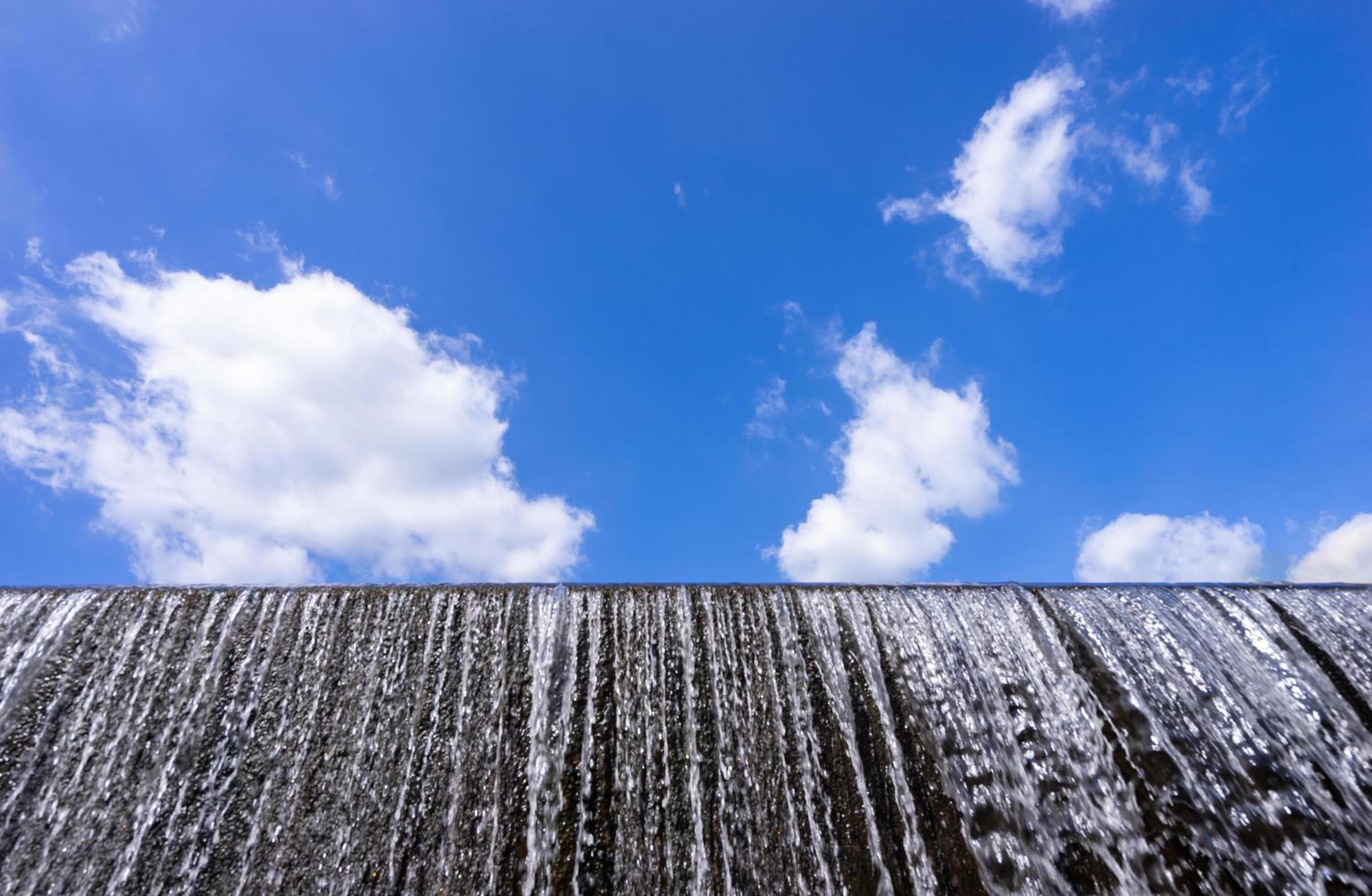 débit d'eau au déversoir et ciel bleu photo