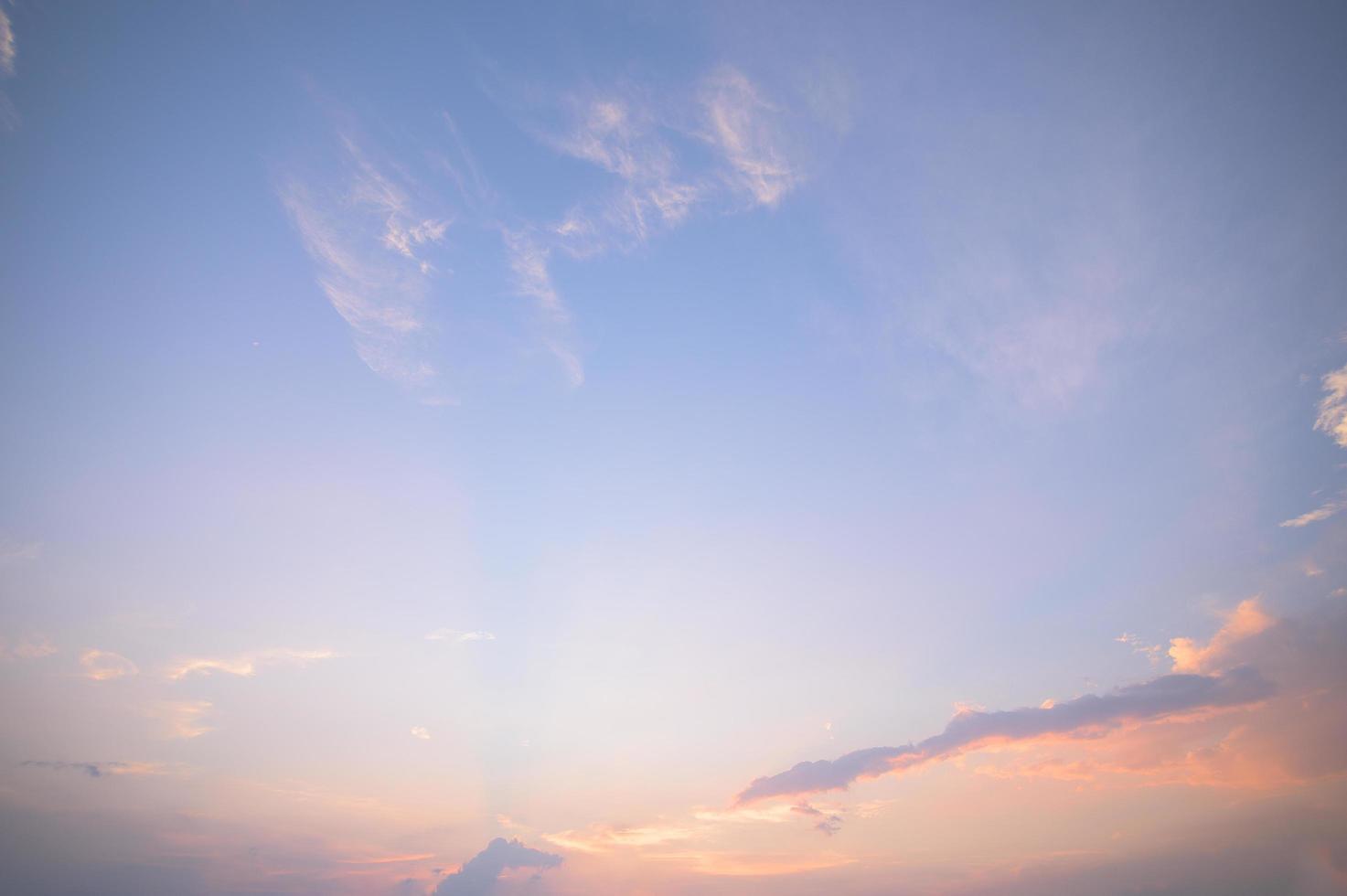 ciel bleu et nuages au coucher du soleil photo