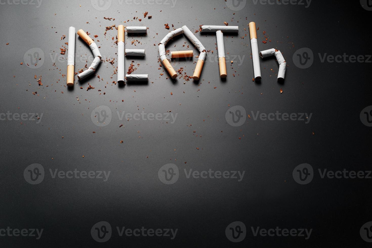 l'inscription mort de cigarettes sur fond noir. arrêter de fumer. le concept de fumer tue. inscription de motivation pour arrêter de fumer, habitude malsaine. photo