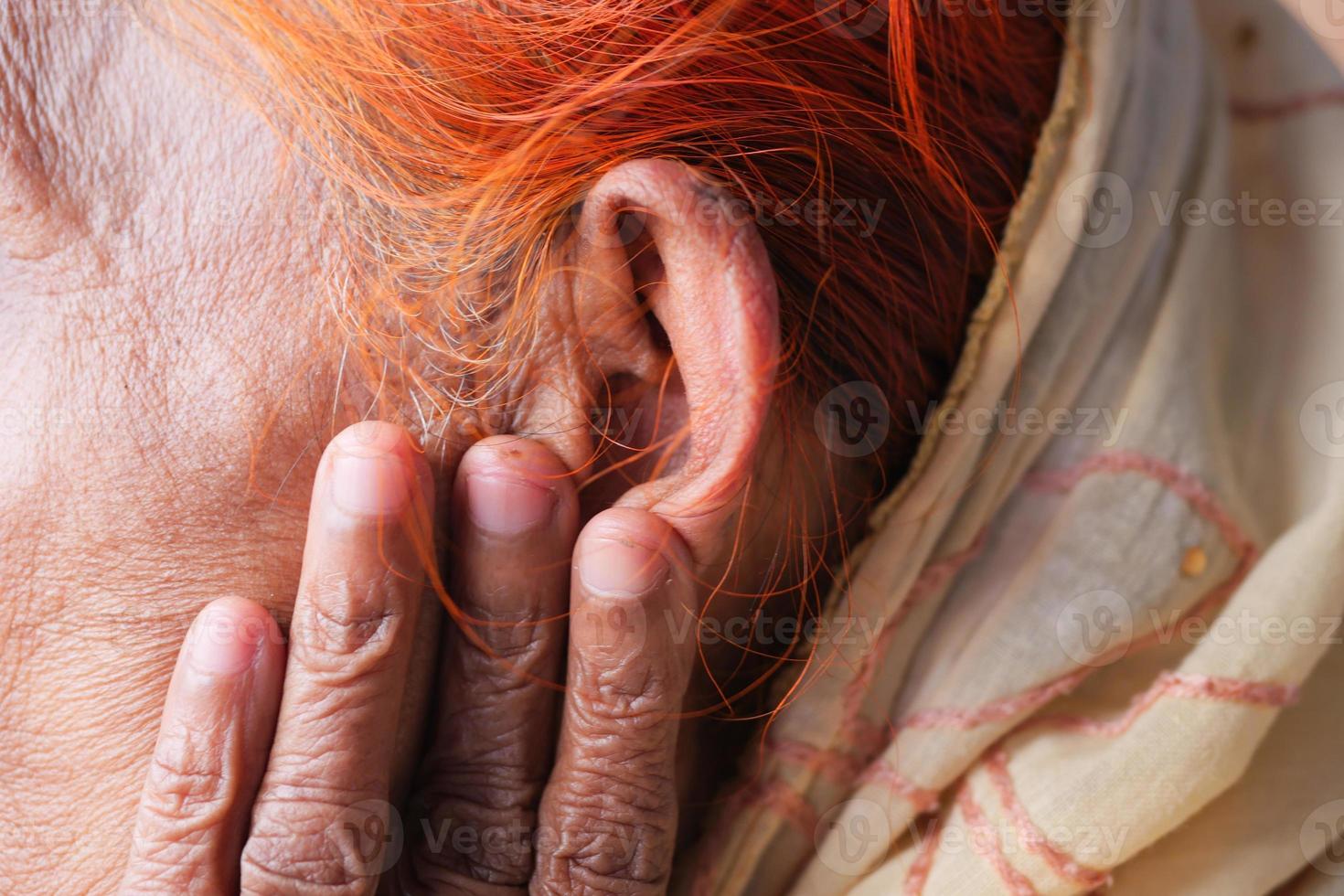 femmes âgées ayant des douleurs à l'oreille photo