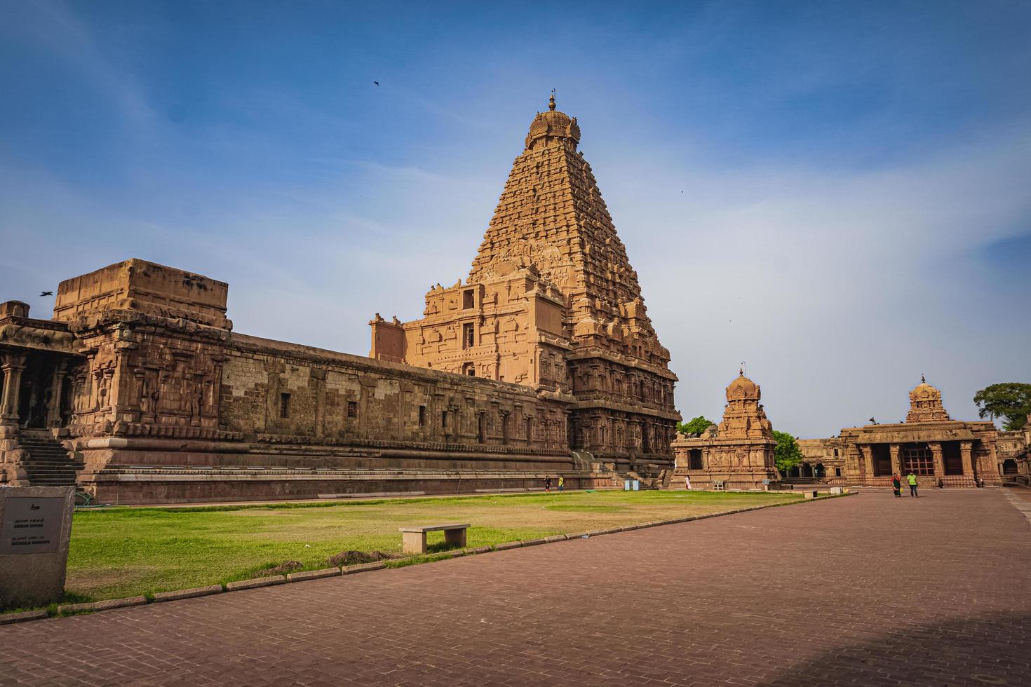 le grand temple de tanjore ou temple brihadeshwara a été construit par le roi raja raja cholan à thanjavur, tamil nadu. c'est le temple le plus ancien et le plus haut d'inde. ce temple inscrit au patrimoine de l'unesco photo
