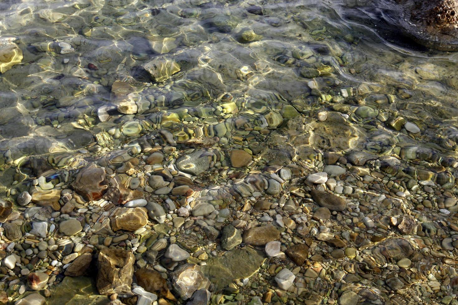 les pierres se trouvent sur les rives de la mer méditerranée. photo