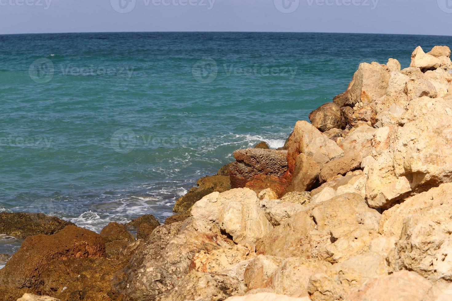 les pierres se trouvent sur les rives de la mer méditerranée. photo