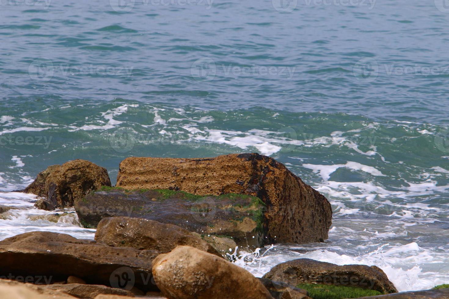 les pierres se trouvent sur les rives de la mer méditerranée. photo