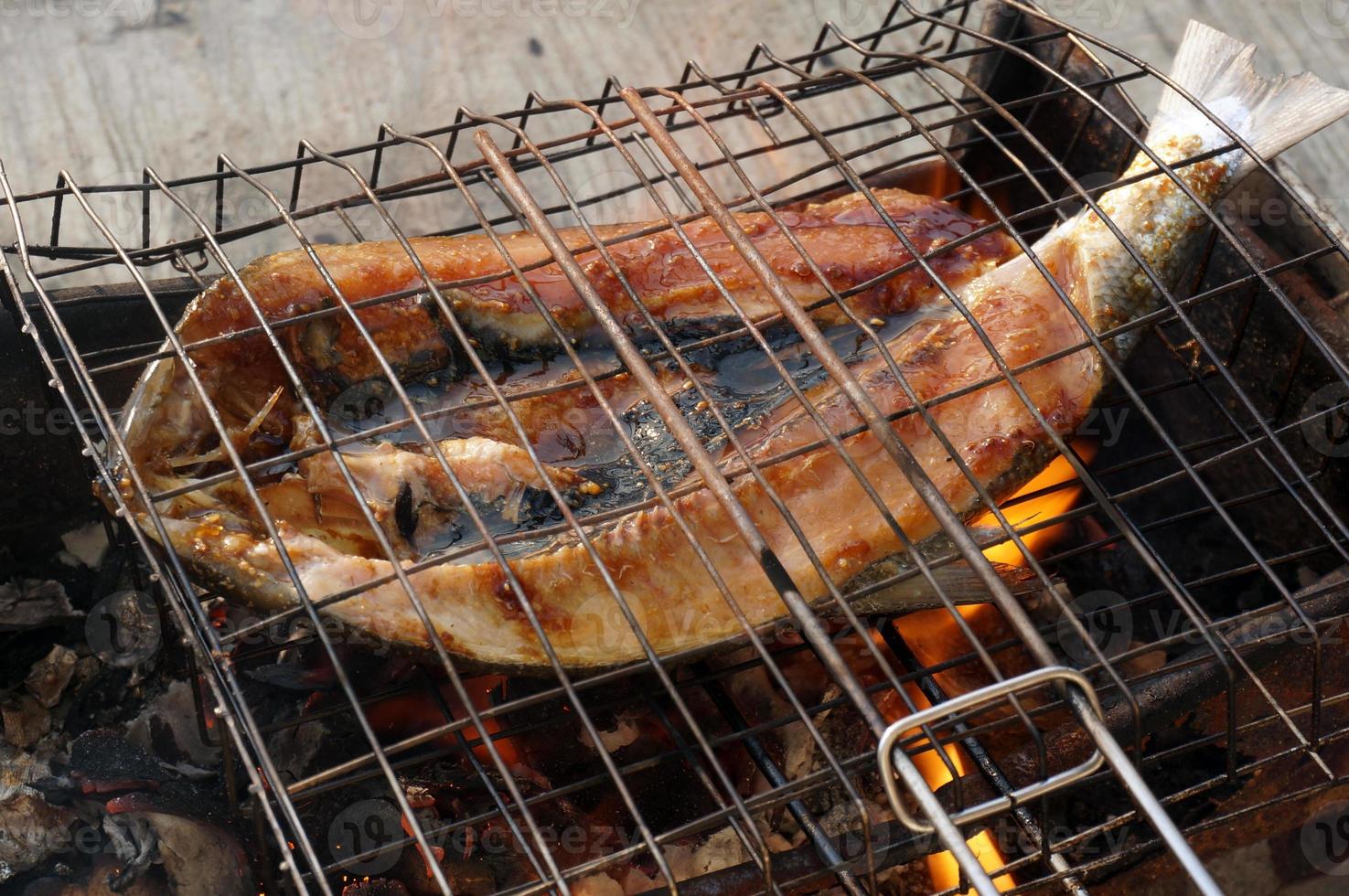 poisson grillé avec sauce soja et assaisonnement à l'huile. chanos grillé. photo