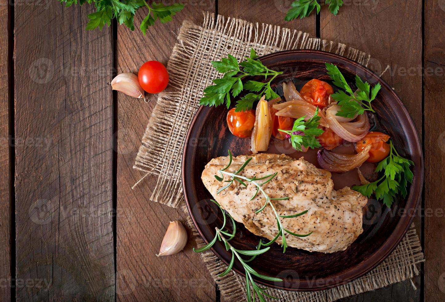 dîner sain - poitrine de poulet cuite au four saine avec des légumes sur une plaque en céramique dans un style rustique photo