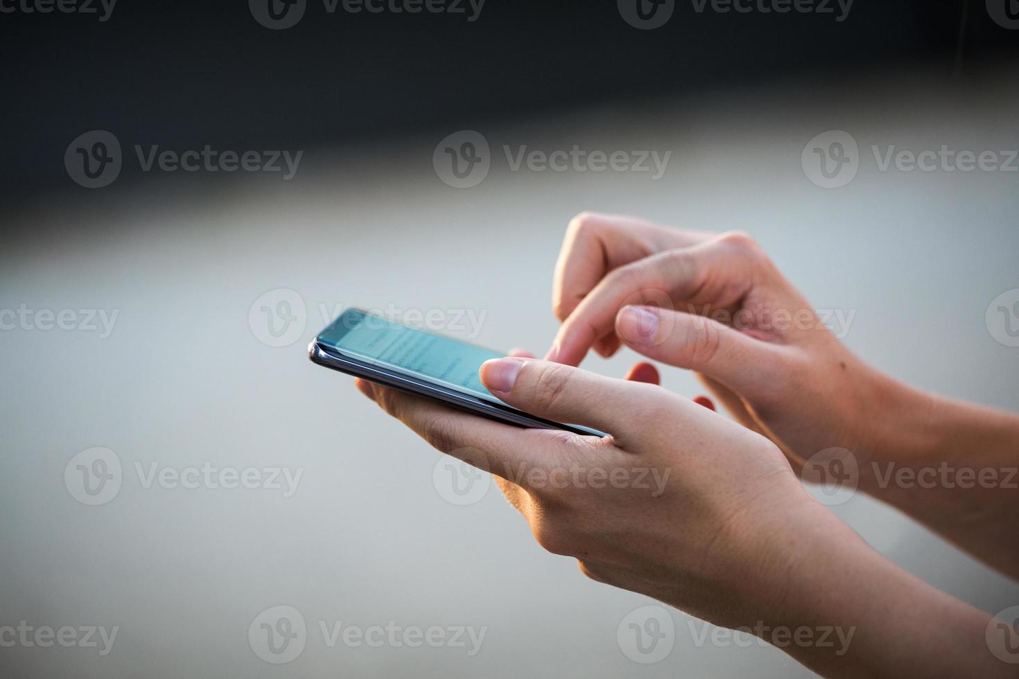 gros plan sur des mains de femmes tenant un téléphone portable avec un éboulis d'espace de copie vierge pour votre message texte publicitaire ou votre contenu promotionnel photo