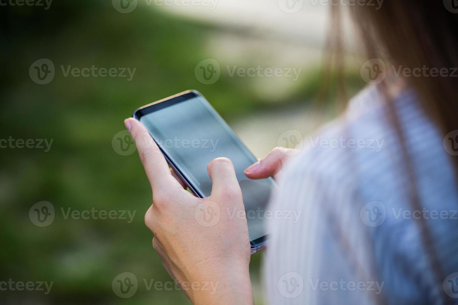 gros plan sur des mains de femmes tenant un téléphone portable avec un éboulis d'espace de copie vierge pour votre message texte publicitaire ou votre contenu promotionnel photo