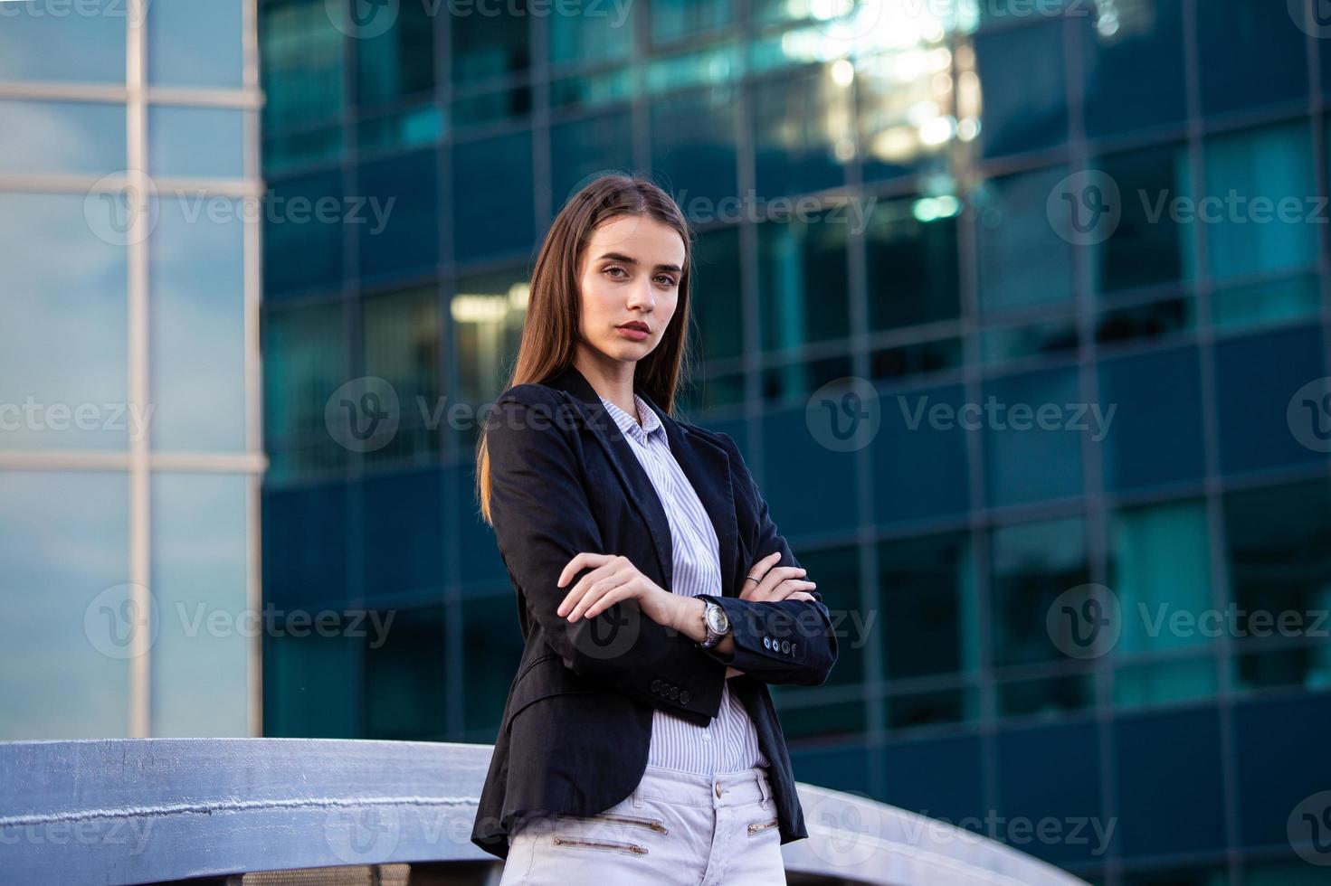 portrait d'une femme d'affaires prospère. belle jeune femme cadre en milieu urbain photo