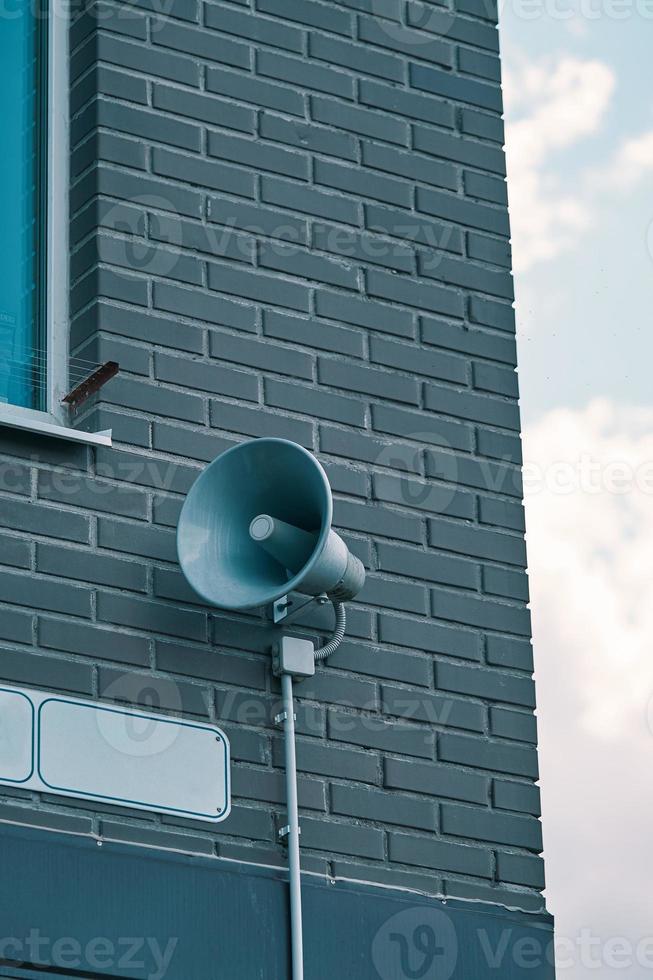 haut-parleur sur mur de briques. photo