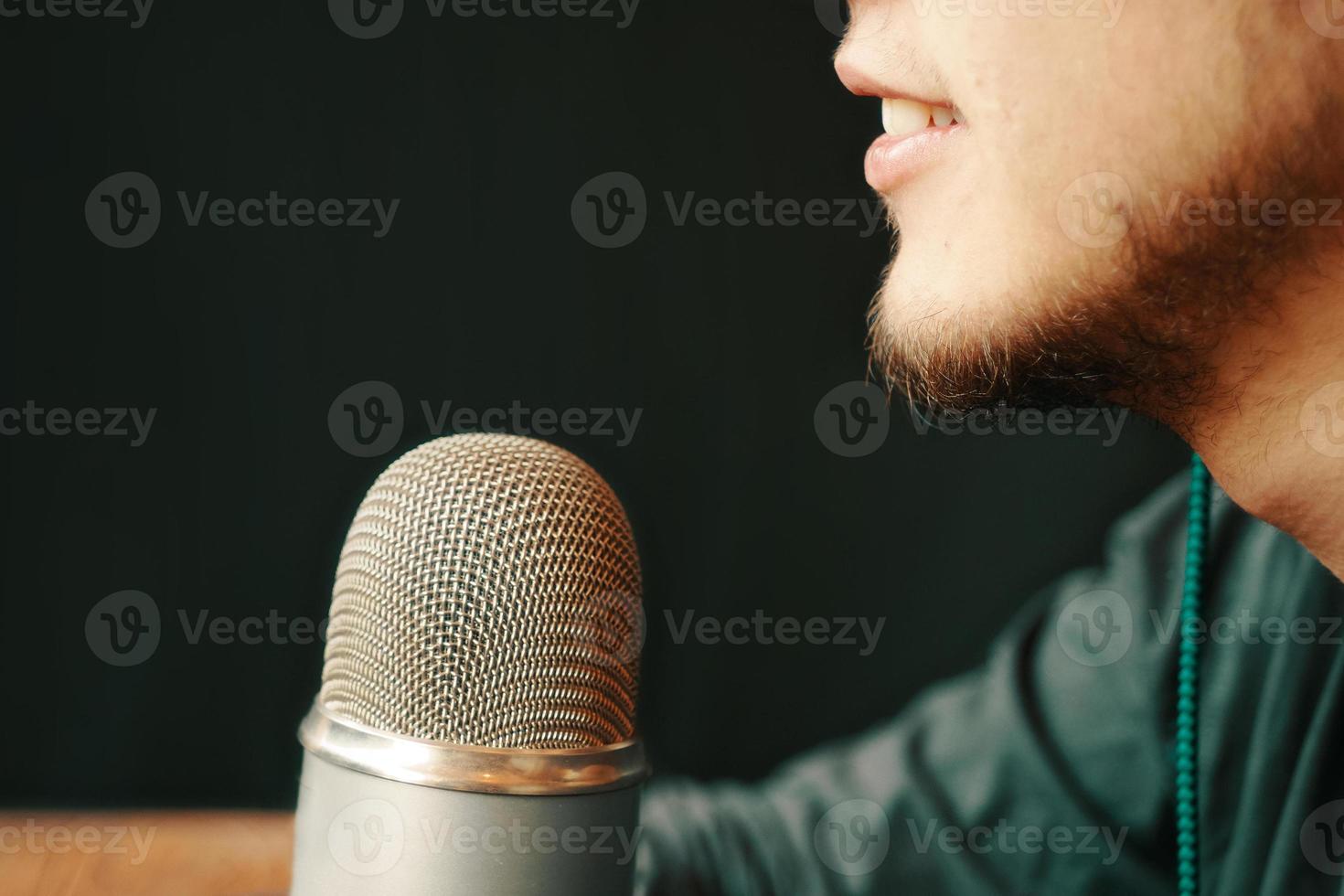 microphone de studio de podcast avec un gars photo